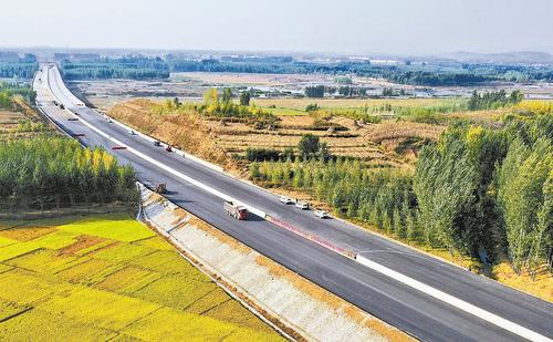 建设中的遵化至秦皇岛高速公路秦皇岛段。遵秦高速公路是河北省2022年重点建设项目。（本报资料片）河北日报通讯员 樊连贵摄